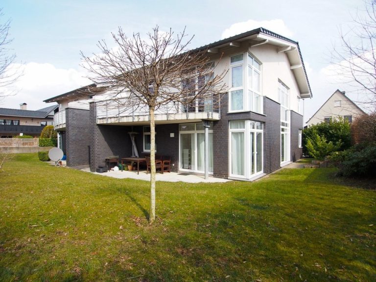 Anspruchsvolle Architektur bietet diese attraktive Erdgeschoßwohnung mit Terrasse in Hiddenhausen
